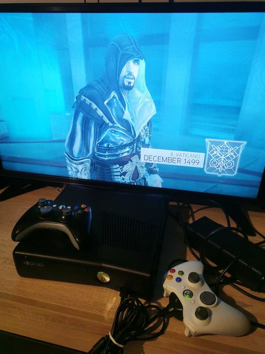 Xbox 360 s с три джойстика и игри