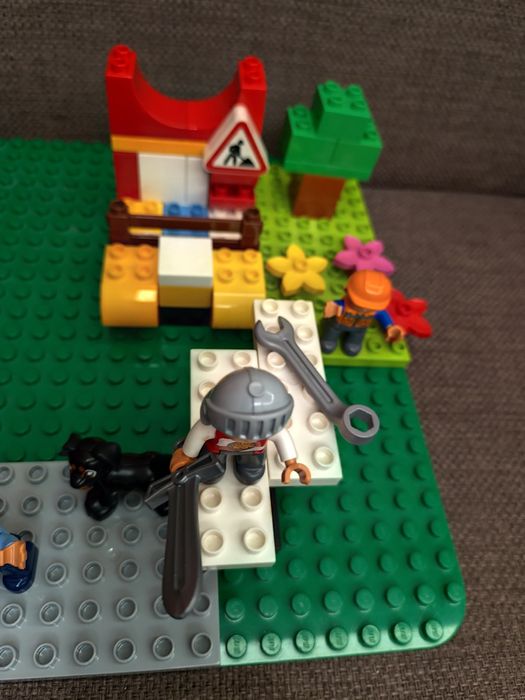 Лего Дупло плоча и частите към нея