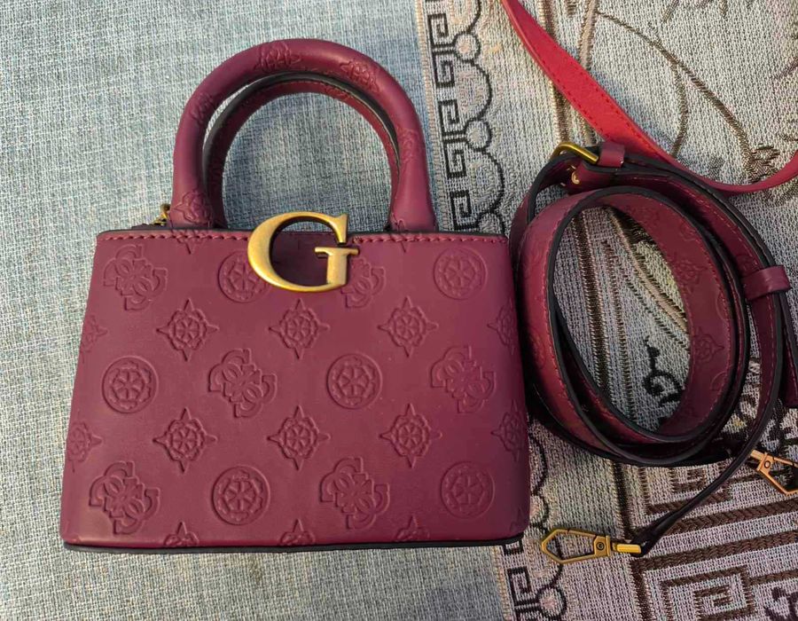 Оригинална малка чанта Guess