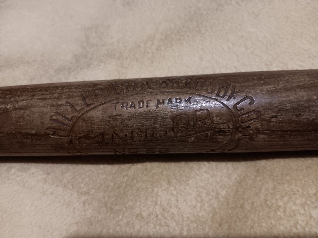 Vând bata baseball originală din 1965 lemn tec gravata, preț 100 euro