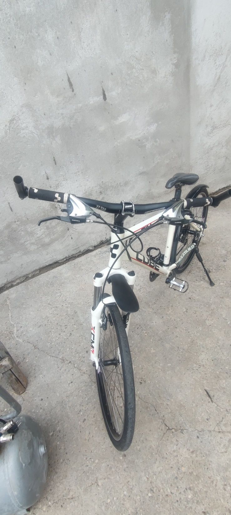Vând bicicleta CUBE cadru aluminiu