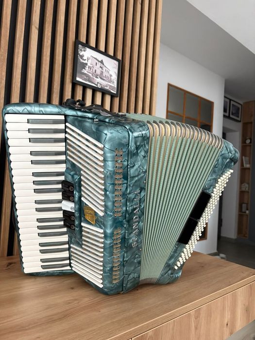 Acordeon Scandalli cu 120 de basi