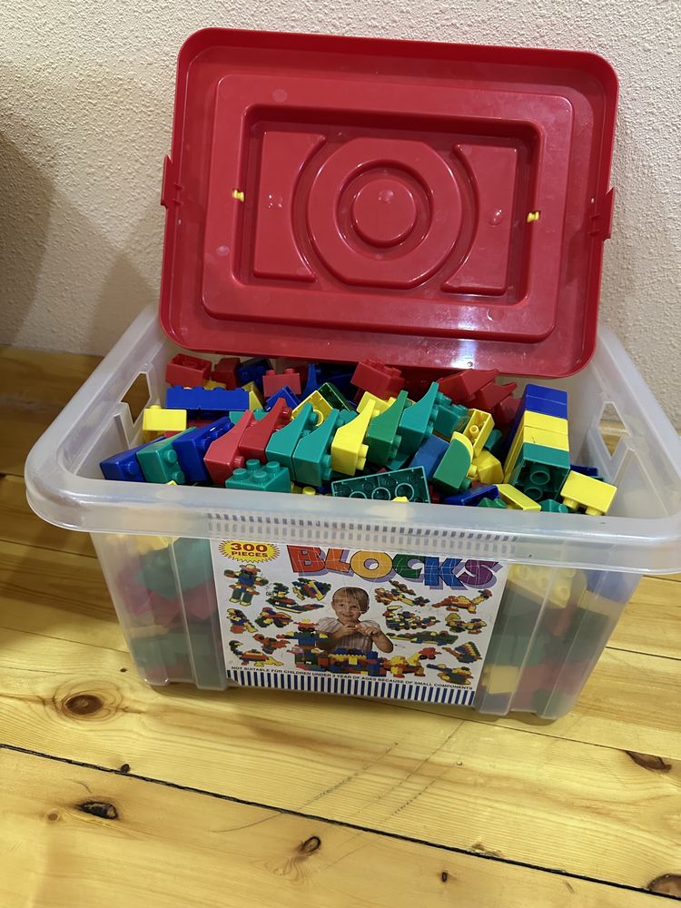 Детский конструктор по типу Лего.