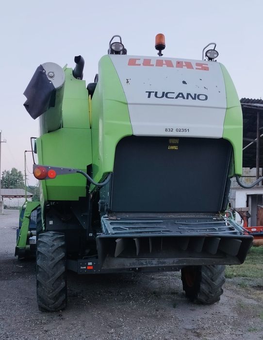 Combina Claas Tucano 320