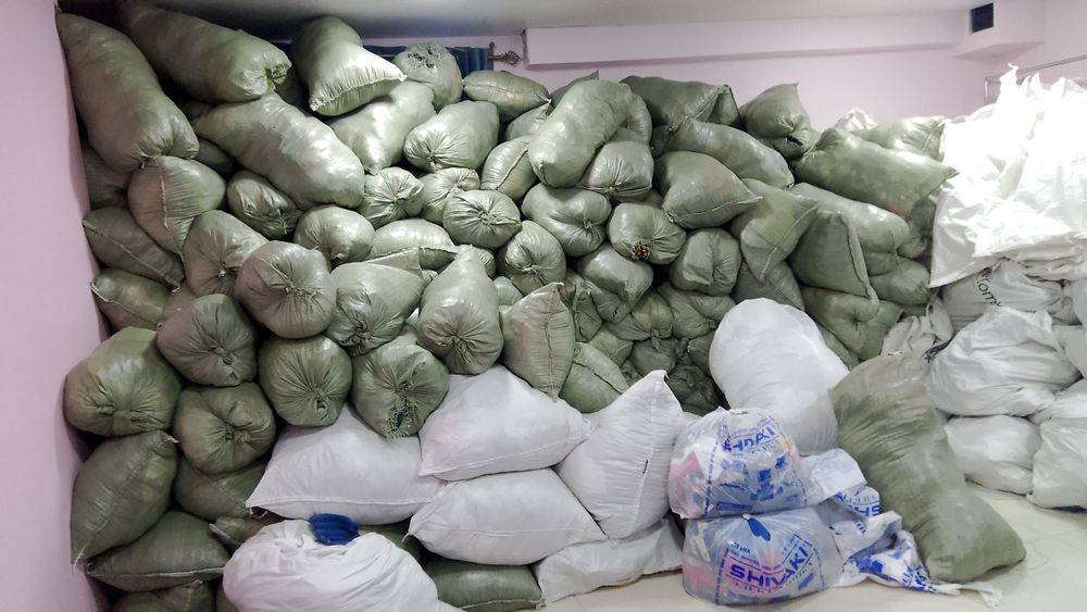 Отдам 300 мешков вещей