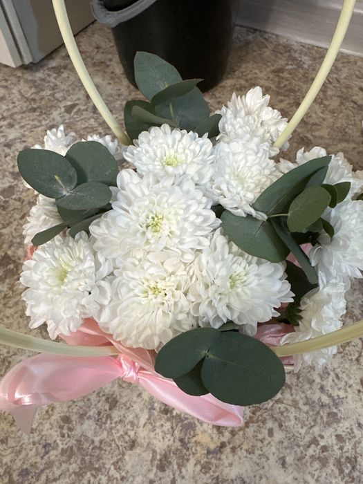 Небольшая корзина хризантем