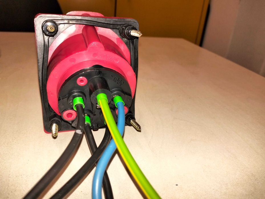 Priza  trifazica aplicata 3P+N + E , 16A - 32A , 380 V