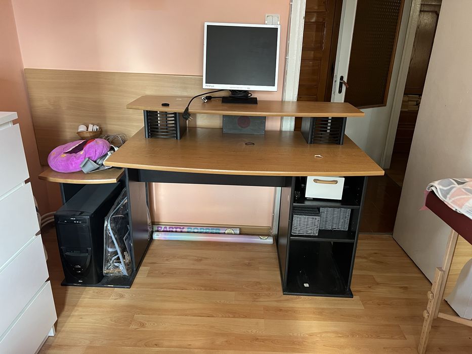 Birou cu dimnesiuni mari