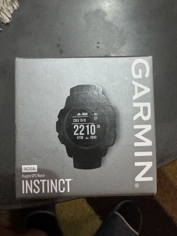Часовник garmin instinct