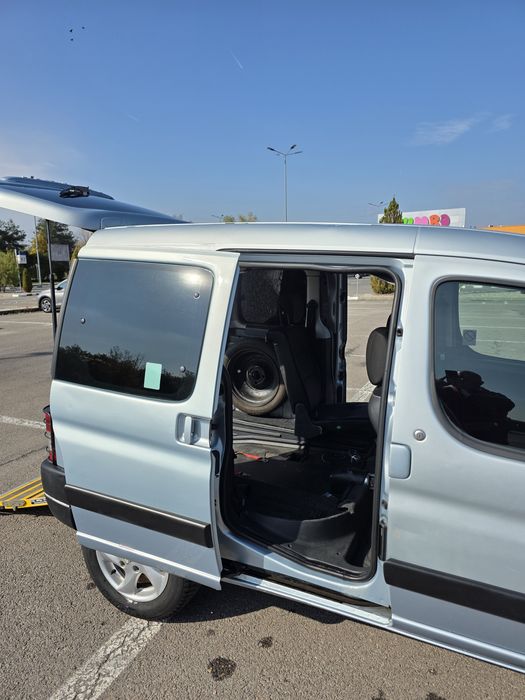 Vand Peugeot Partner cu rampa petru persoane cu dizabilitati