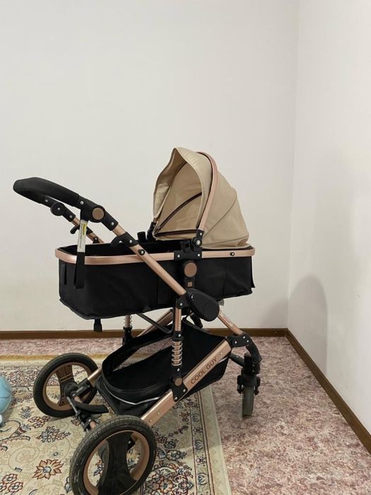 Детская коляска коричновым цвета