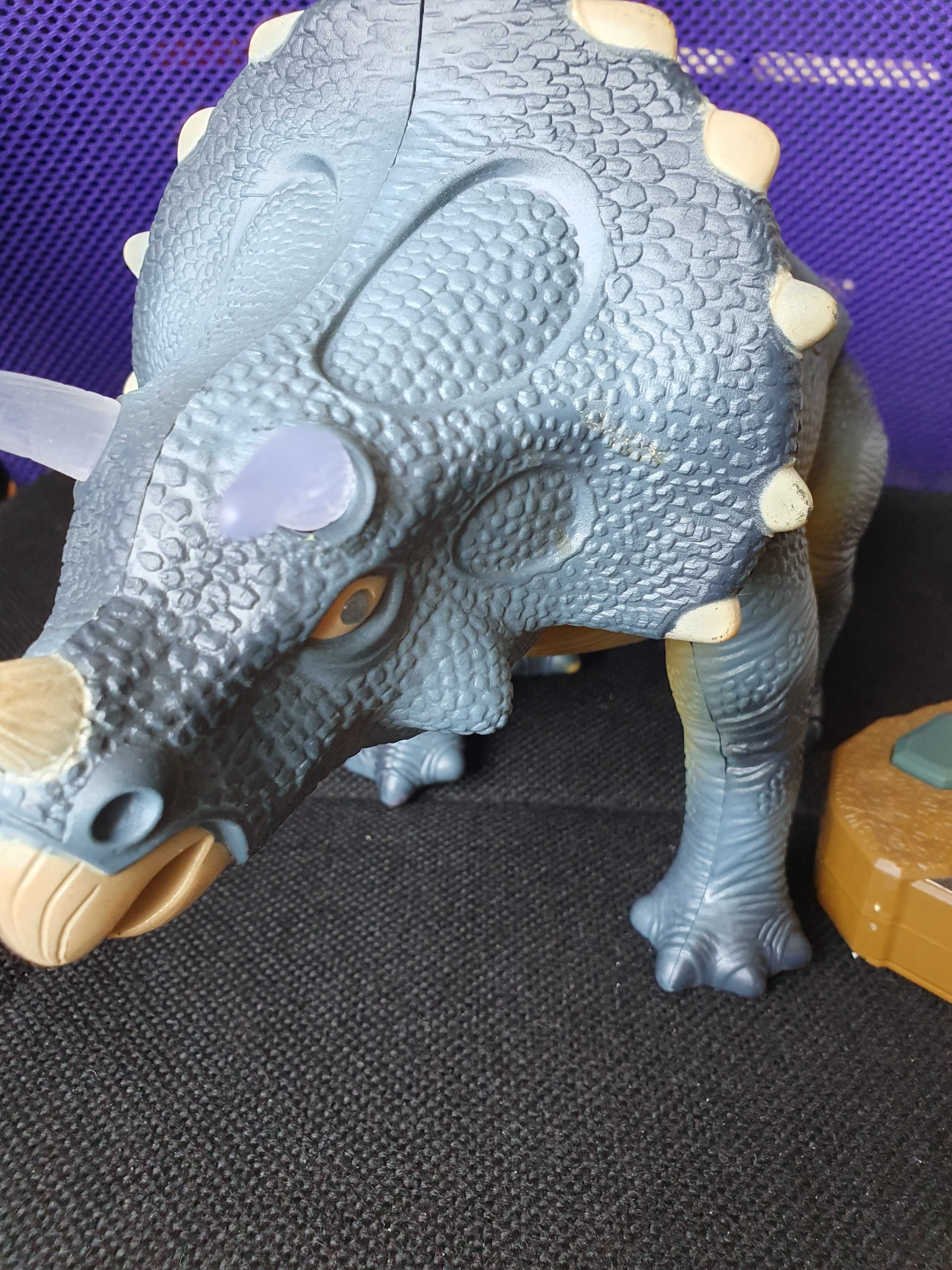 Интерактивная игрушка Динозавр Трицератопс на пульте управления