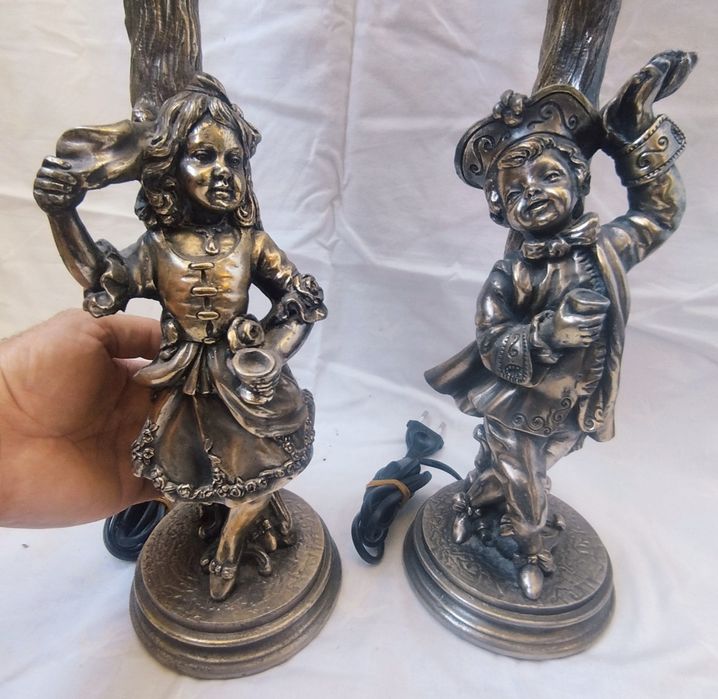 Veioze vechi, deosebite din rășină, pentru colectionari.