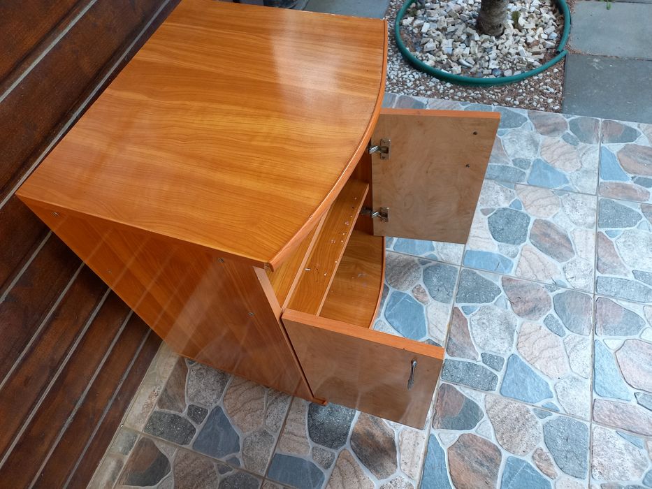 Dulapior tip birou cu rafturi in stare perfecta