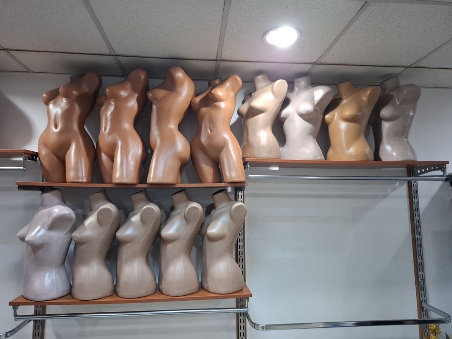 Vând mobilier magazin haine