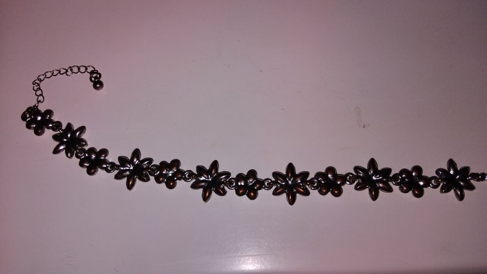 Нежна гривна с блестящ ефект.