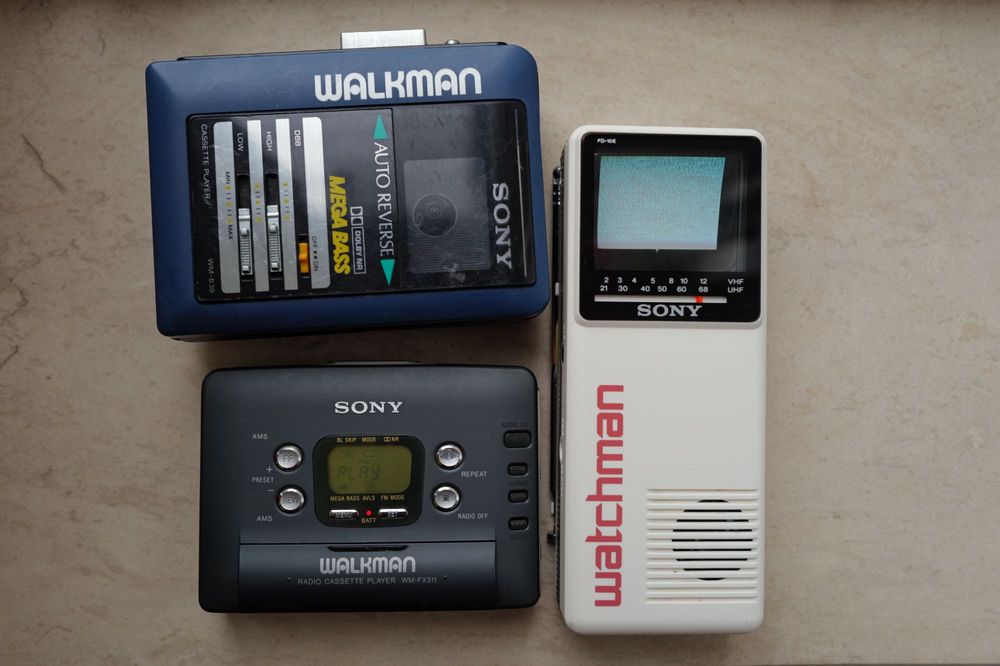 Vand trei Sony Walkman Wm FX511 si B39 plus TV Watchman FD-10E