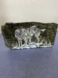 Портрет пары волков на камне