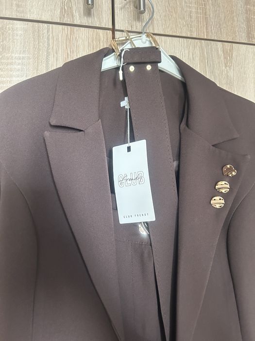 Елегантен дамски костюм