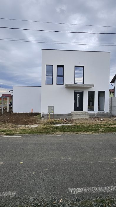 Casa moderna,  noua , la cheie, cu piscina Fantanele