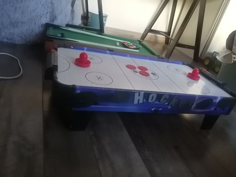 Masa de biliard și masa de air hockey