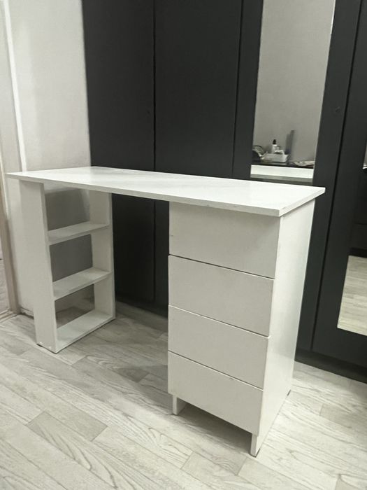 Маникюрный стол