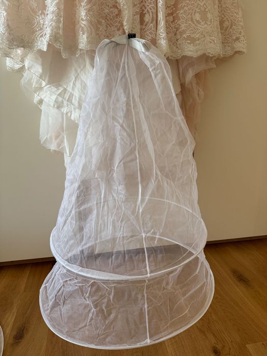 Сватбена рокля с воал и 2 кринолина, размер от М до XL. Почистена!