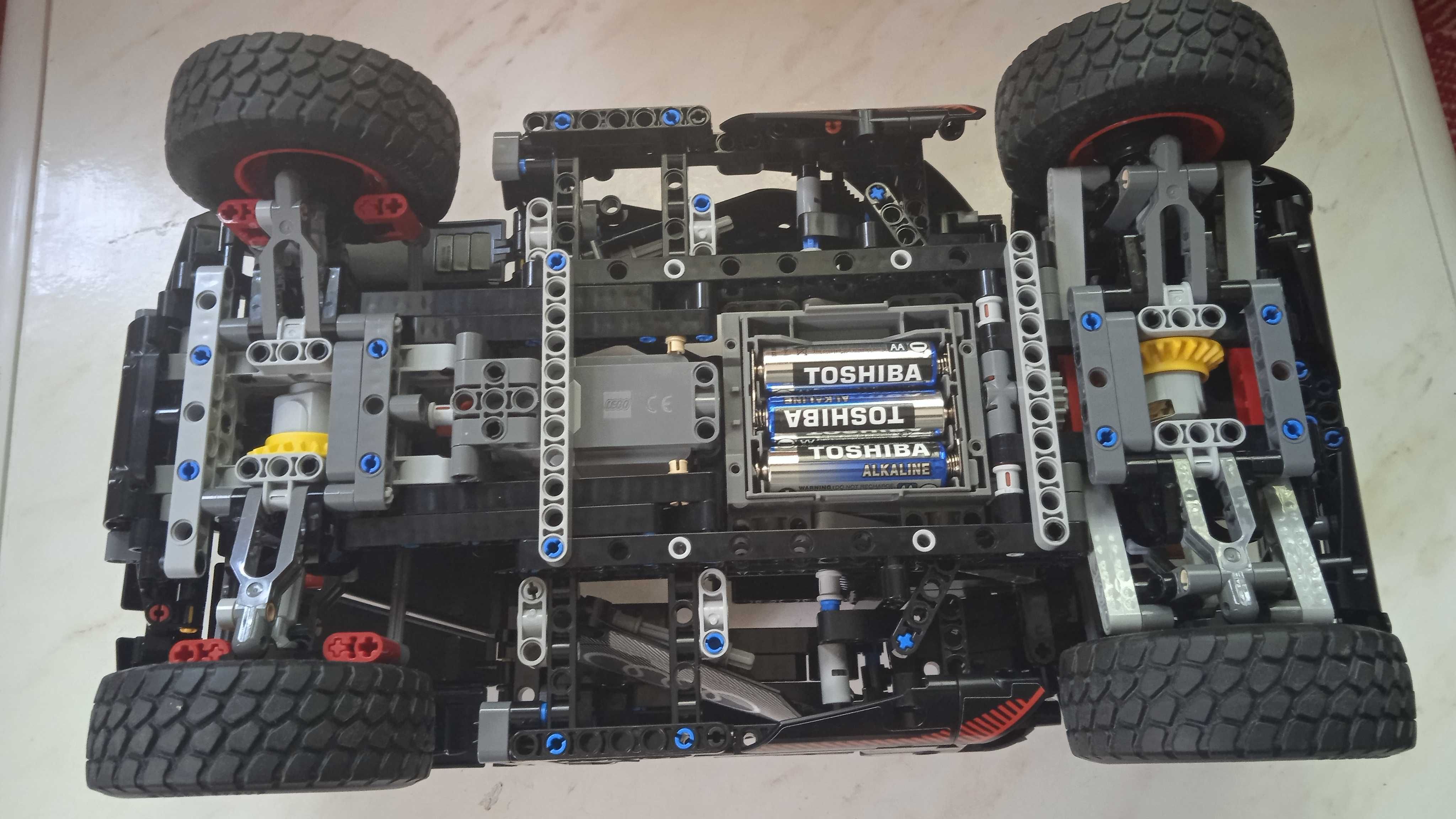 Лего колекция  Audi RS Q e-tron Апарат Polaroid OneStep SX-70 и друг
