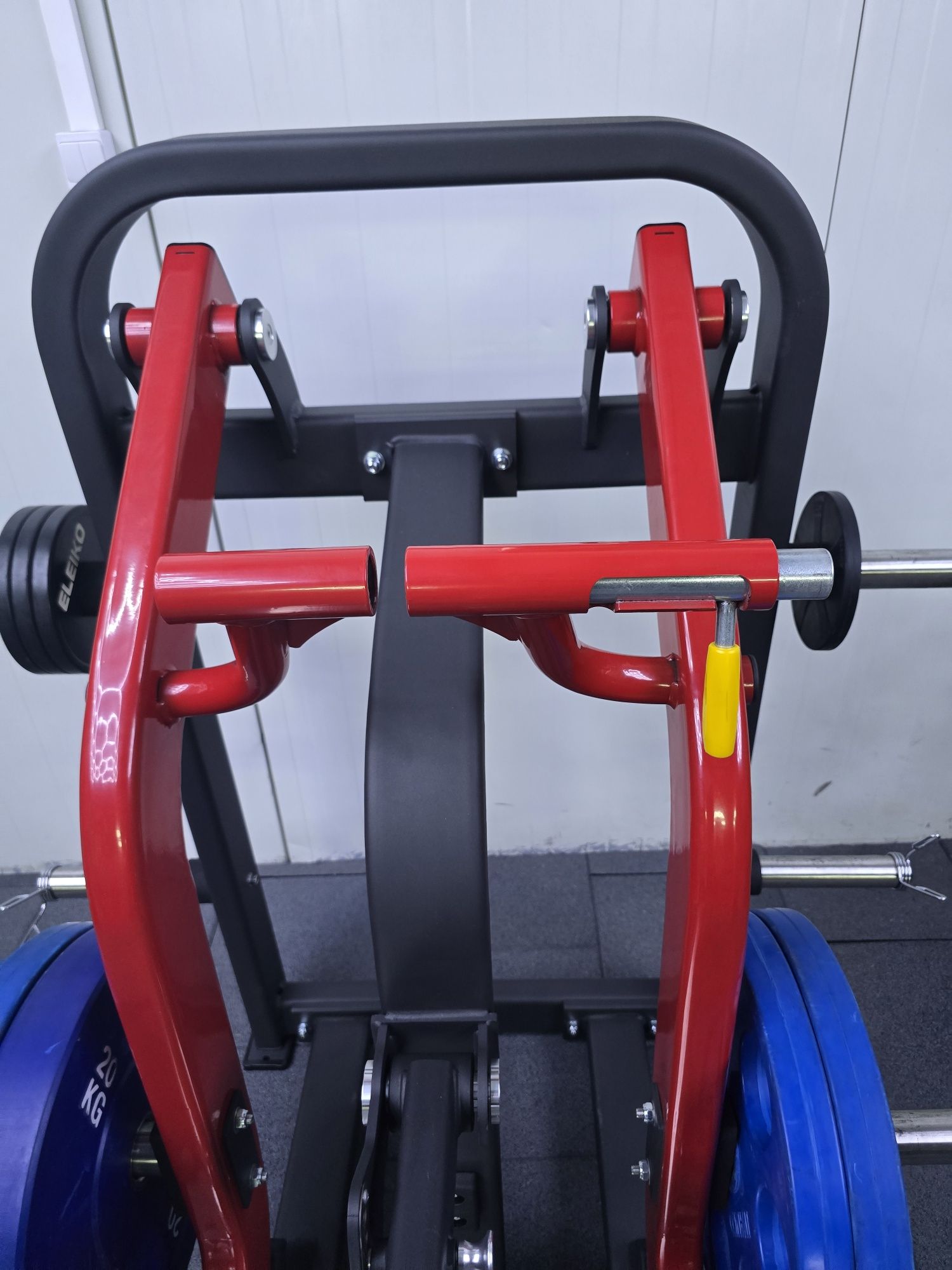 Row for plate loaded долно издърпване за гръб със свободни тежести