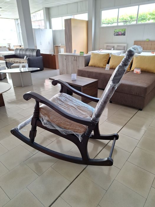 Дървен люлеещ се стол с естествена кожа