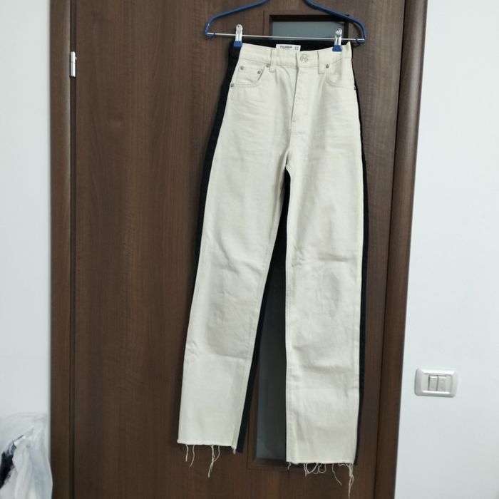 Blugi fata e bej,spatele negru,mărimea 32