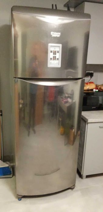 Продавам хладилник с горен фризер NO FROST HOTPOINT NMTP 1912