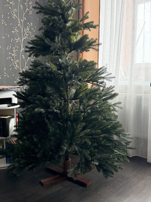Продам шикарную елку.