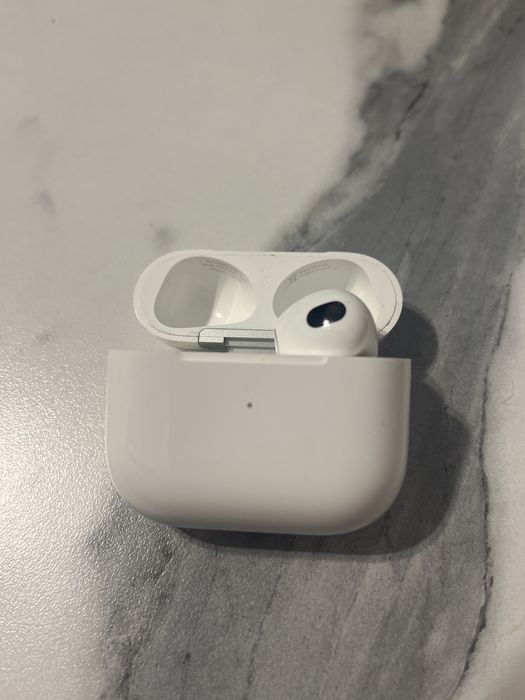 Продам кейс для air pods 3го поколения с правым наушником