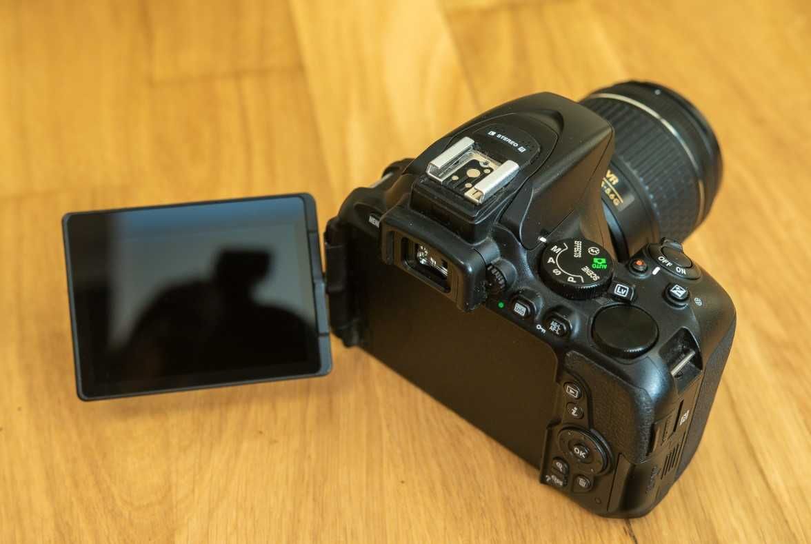 Nikon D5600 kit + obiectiv 18-55mm - 2500 de cadre - Aparat foto DSLR