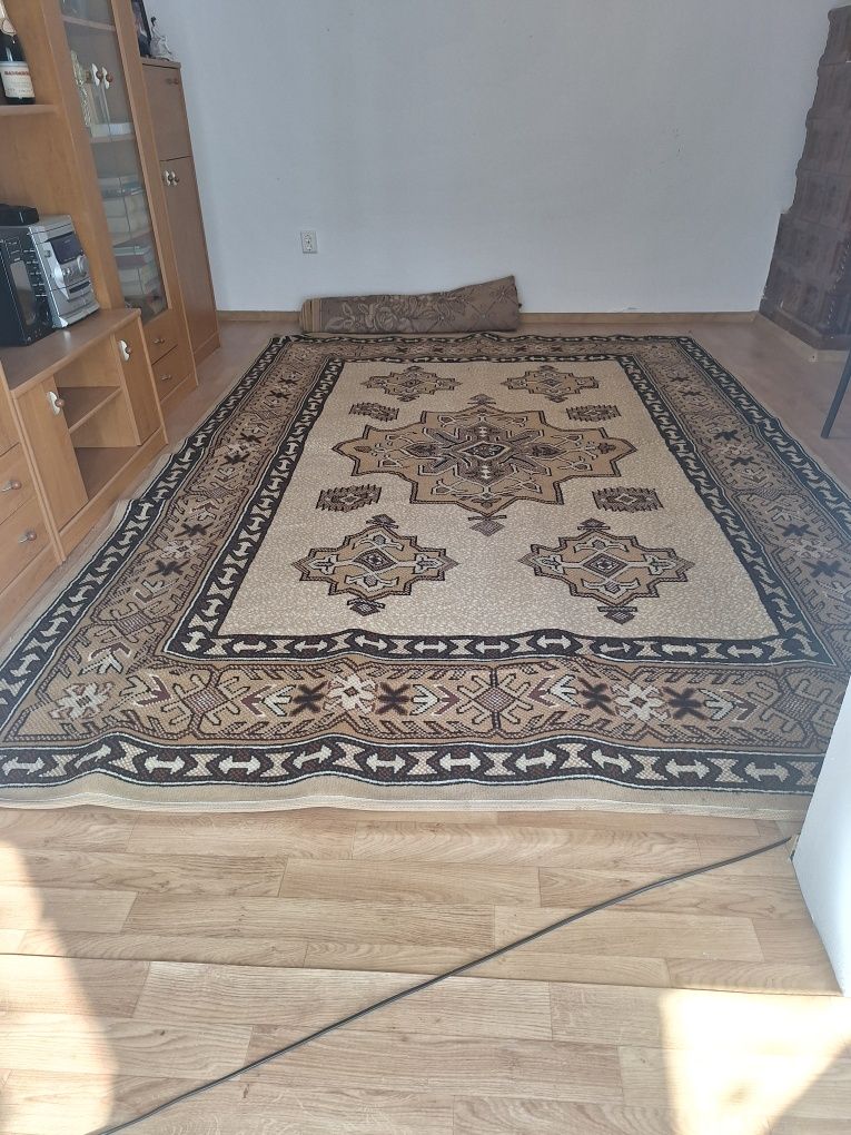Covoare 2.40/3.40  150 lei buc
