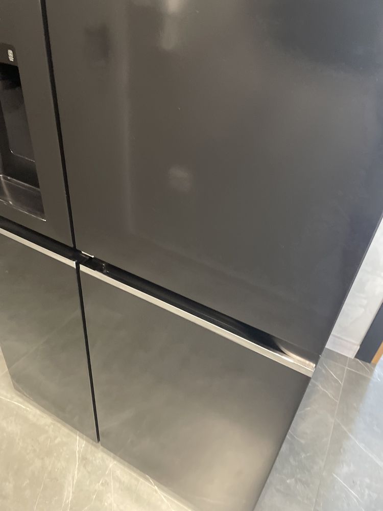 Хладилник LG Side by side с диспенсър за вода и лед