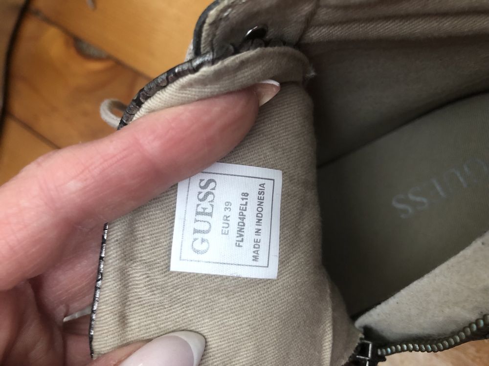 Обувки Guess……