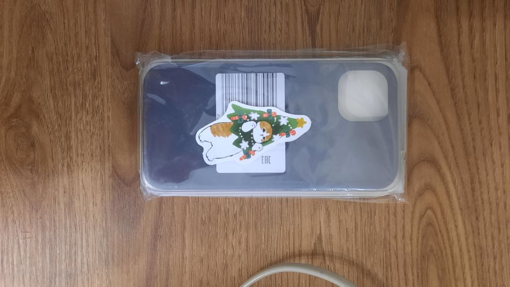 Чехол на iPhone 13.