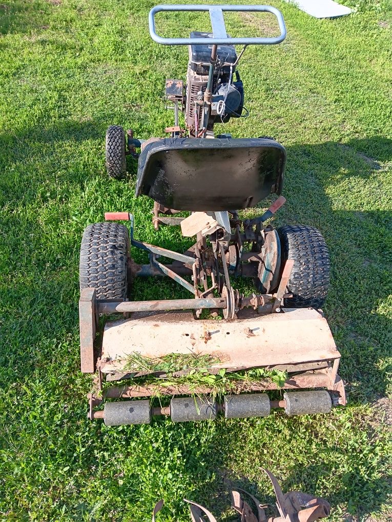 Tractoras de taiat iarbă.  . Freza . Motosapa.