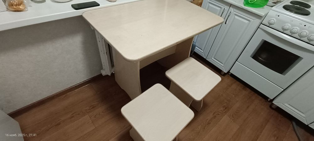 Продам Кухонный стол со стульями