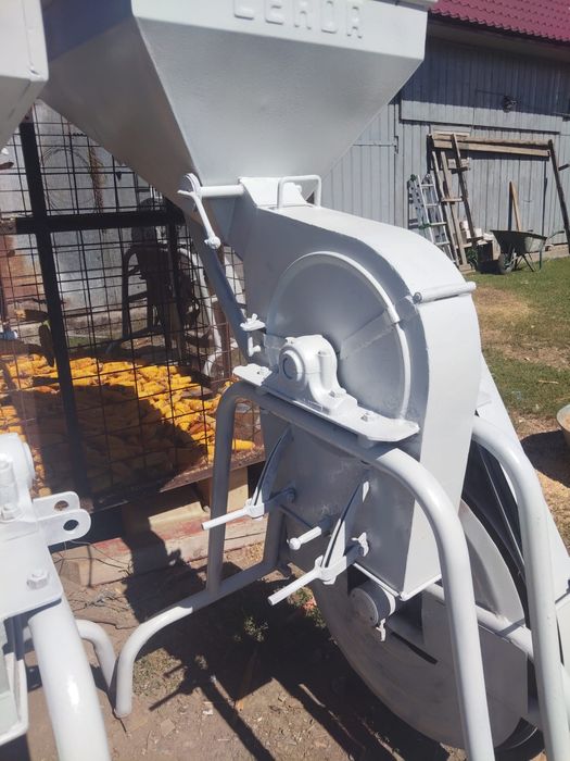 Vand moara la tractor