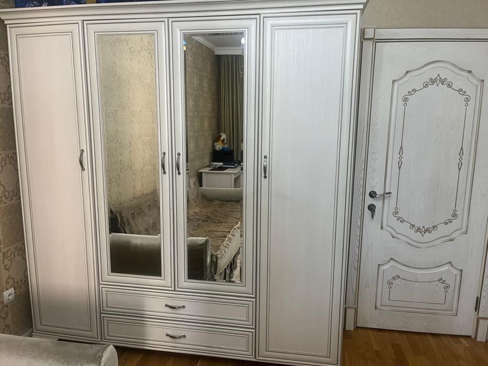 Шкаф четырехдверный