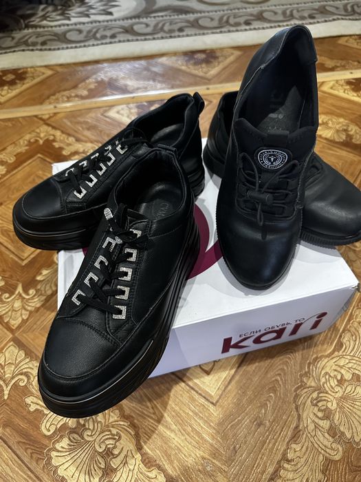 Продам три пары за 10тыс кожанные кроссовки