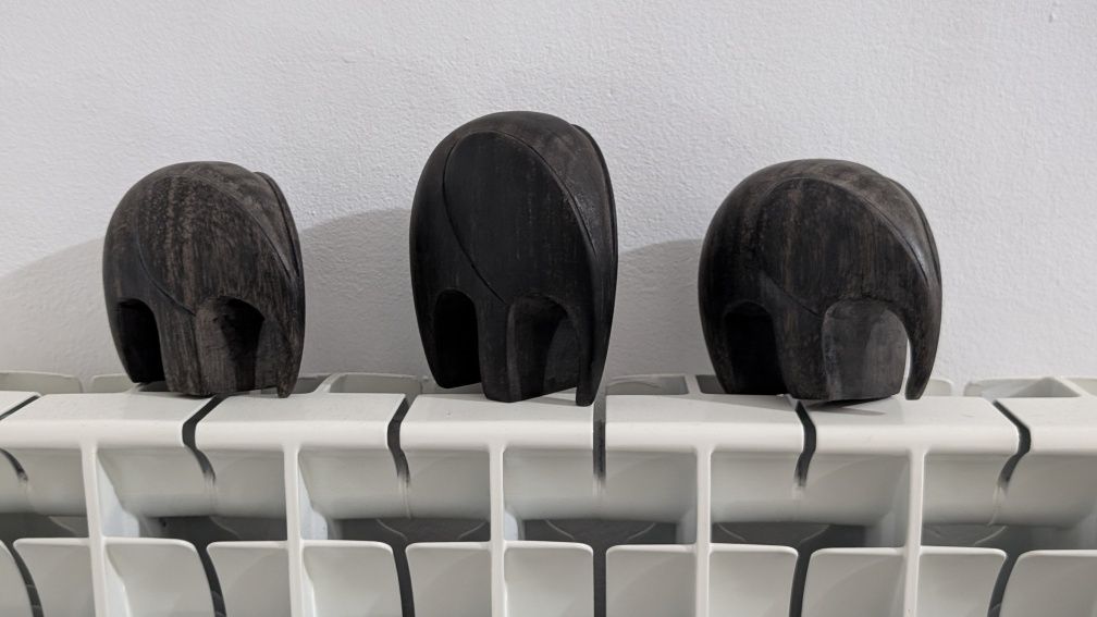 3 elefanți sculptati manual în lemn de trandafir