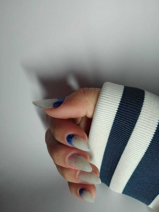 Realizez unghii cu gel