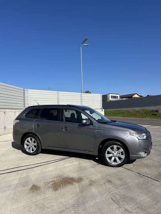 Outlander PHEV 2.0 Hybrid Plug-in 4x4 Full Dotări + GPL