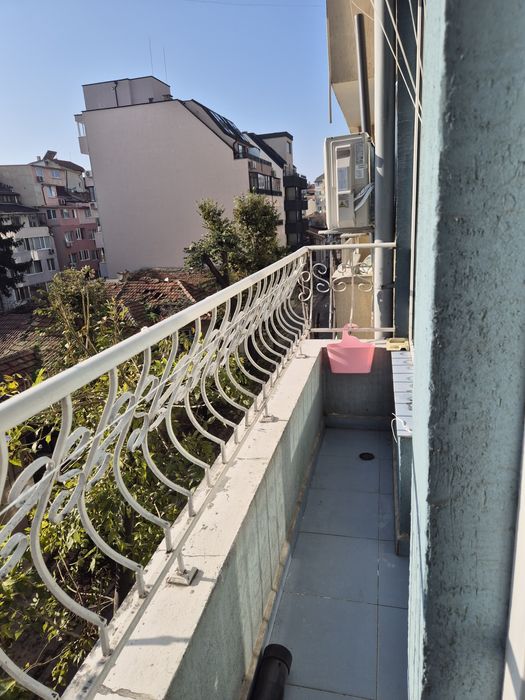 Под наем двустаен необзаведен апартамент централен район