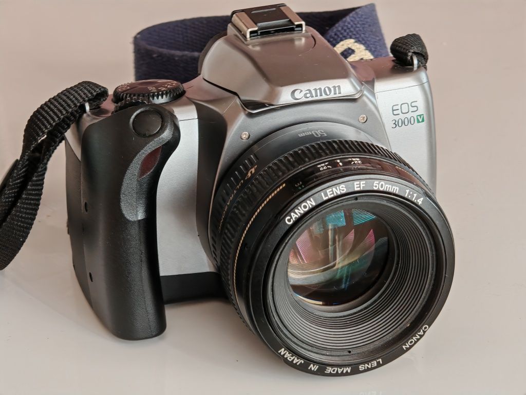 Лентов фотоапарат Canon 3000 V