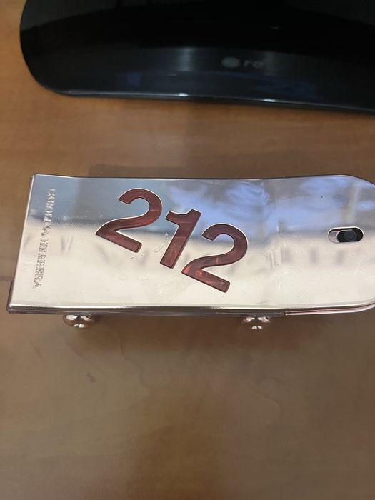 212 Парфюм използван,тежък аромат и супер траен.